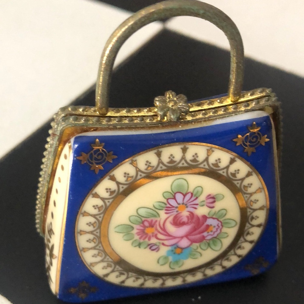Collectable Limoge like miniature handbag.